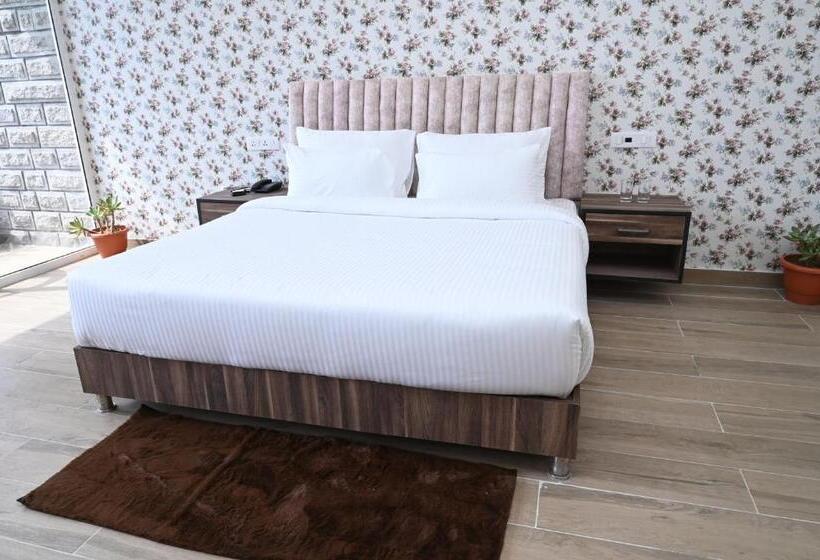 Hotel Spt Clarks Inn Suite, Mandi