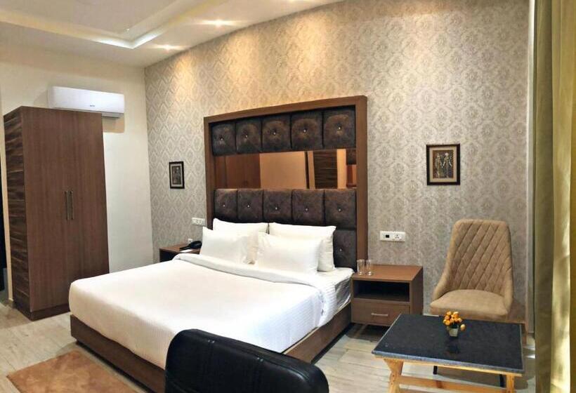 Hotel Spt Clarks Inn Suite, Mandi