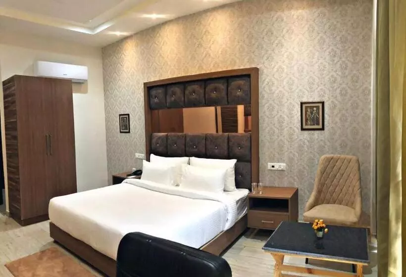 Hotelli Spt Clarks Inn Suite, Mandi