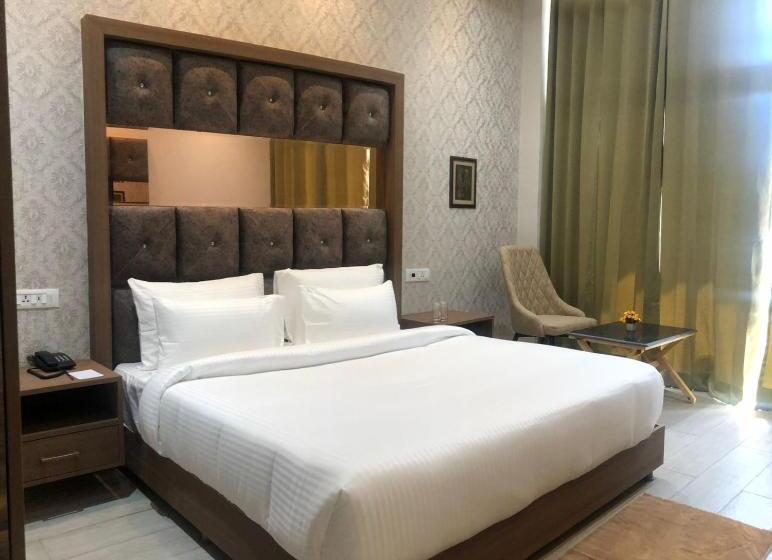 Hotel Spt Clarks Inn Suite, Mandi