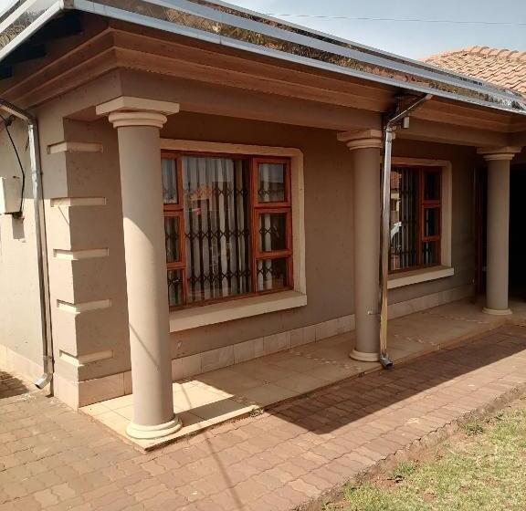 פנסיון Kathorus Short Term Rentals