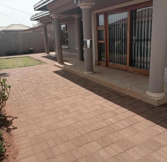 פנסיון Kathorus Short Term Rentals