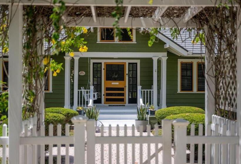 پانسیون Noi Nest Home + Pool + Suites