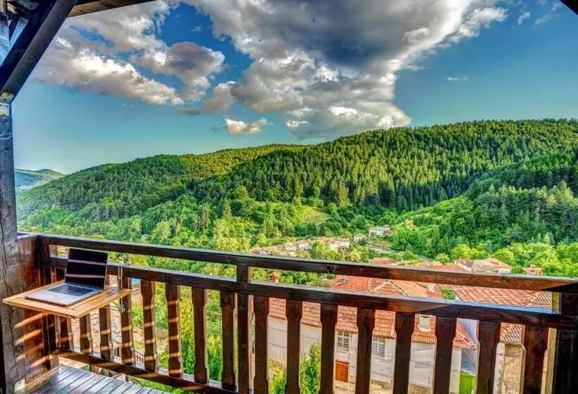 ペンション The Pine Levochevo   Guesthouse And Coworking Space