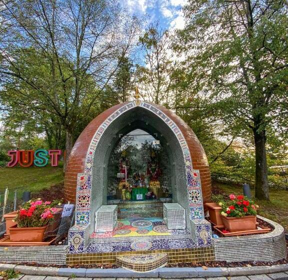 בית מלון כפרי Hindu Monastery Shree Peetha Nilaya Ashram