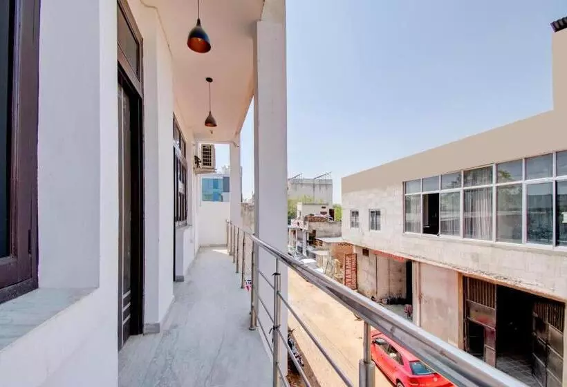Hotelli Oyo Flagship 81130 Vanya Guest House