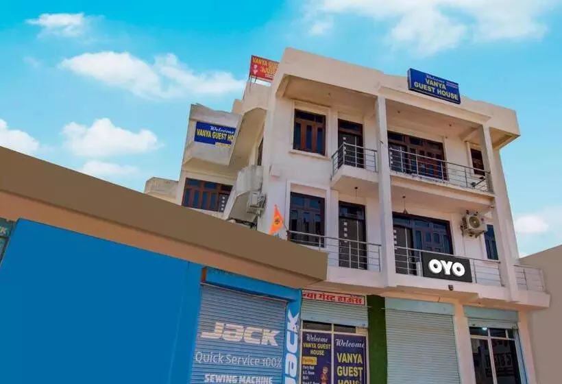 Hotelli Oyo Flagship 81130 Vanya Guest House