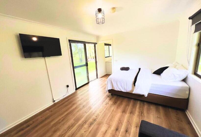 בית מלון כפרי The Paddock At Ulupna