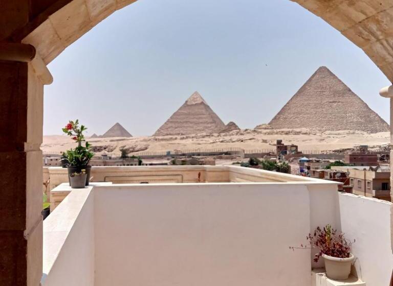 پانسیون Mamado Pyramids View