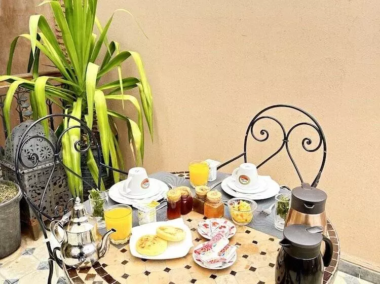 تختخواب و صبحانه Riad Les Miroires