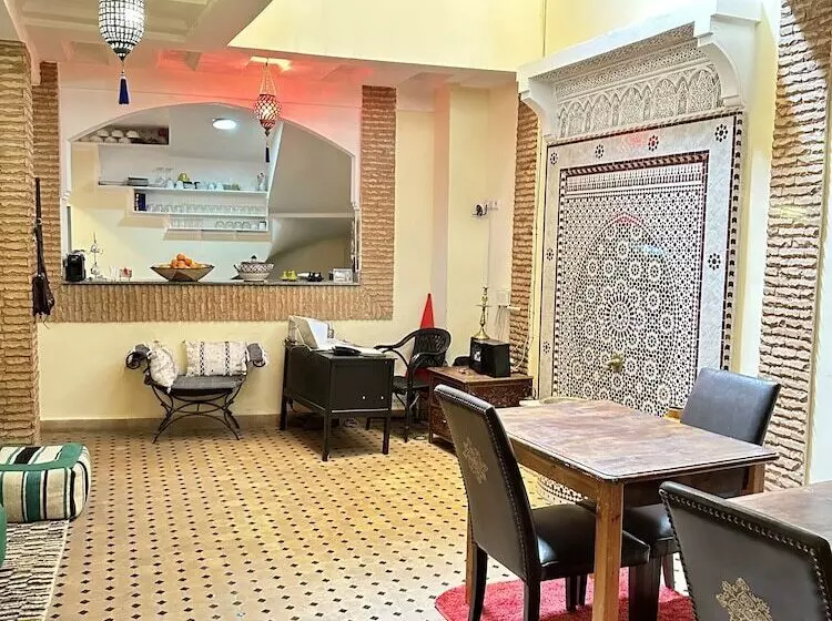 تختخواب و صبحانه Riad Les Miroires