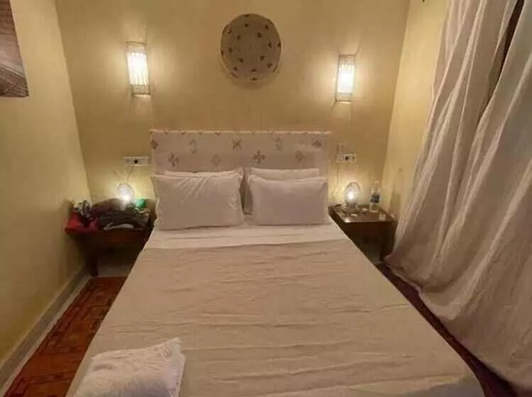 تختخواب و صبحانه Riad Les Miroires