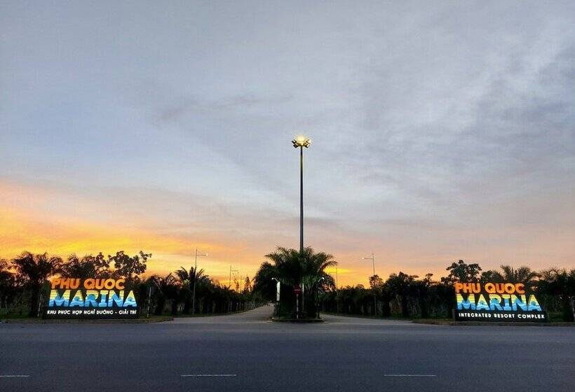 هتل Marina Seaside Boutique