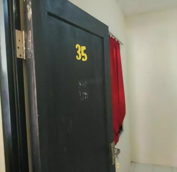 Hotelli Oyo Life 1875 Merah Putih Syariah