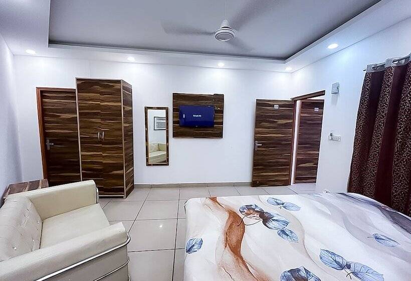 Hotel Roomshala 087 Green High