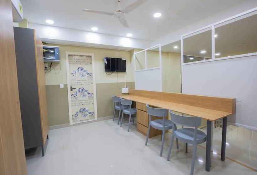 هاستل Covie Karle Town 220