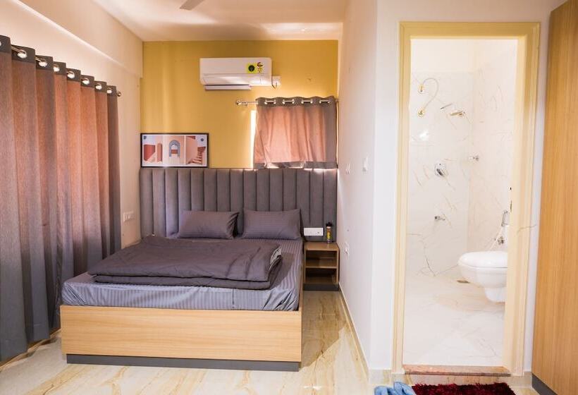 هاستل Covie Karle Town 220