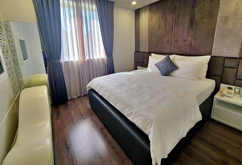 Hanz The Moon Hotel 3