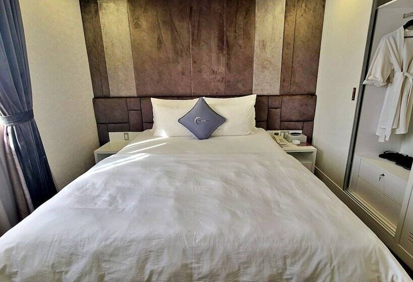 Hanz The Moon Hotel 3