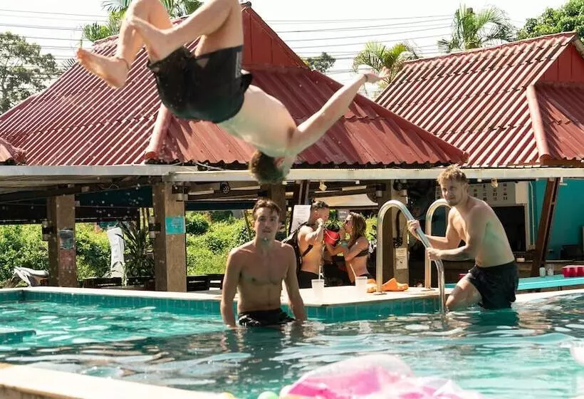 ホテル Bodega Pool Party Koh Phangan