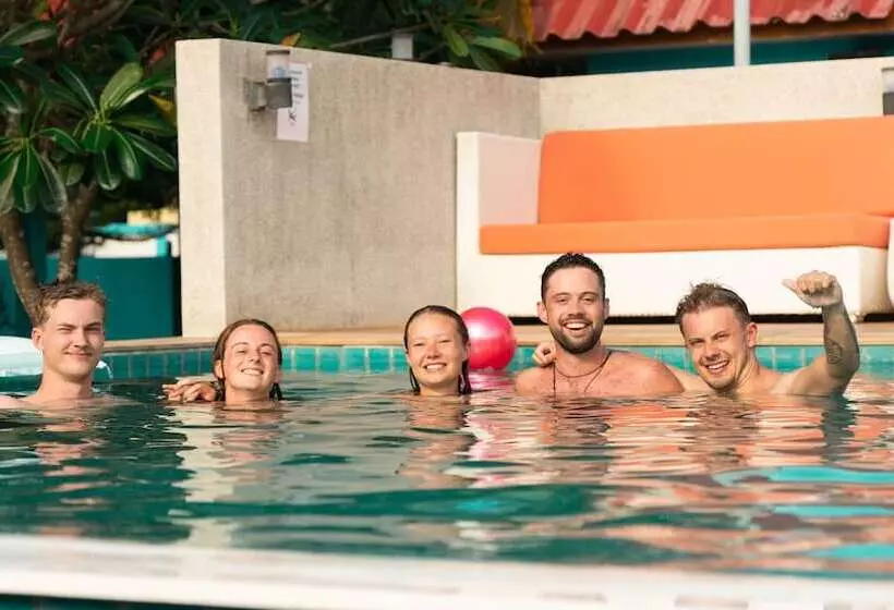 ホテル Bodega Pool Party Koh Phangan