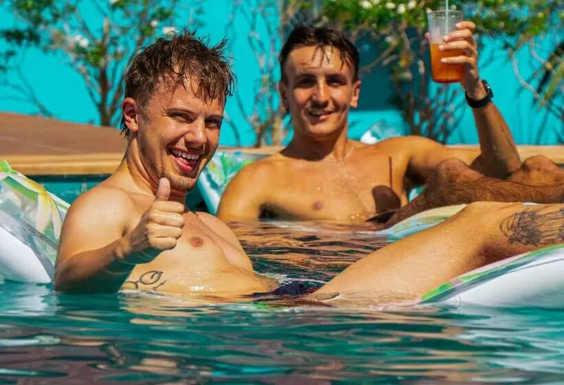 ホテル Bodega Pool Party Koh Phangan