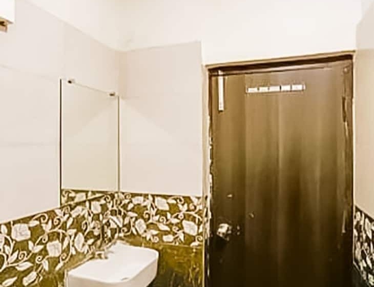 Roomshala 036 Hotel Orlov