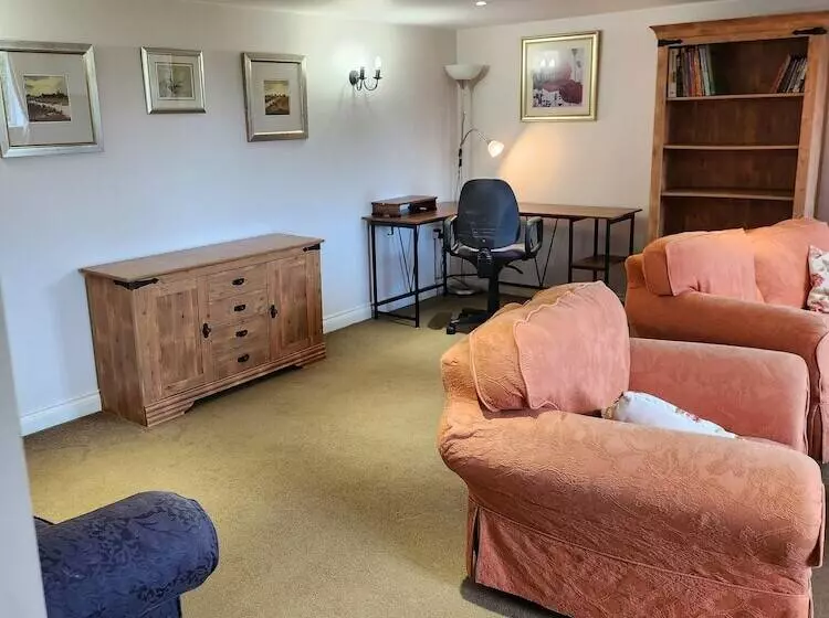 Beautifully Set 3 Bed Cottage In Marlborough