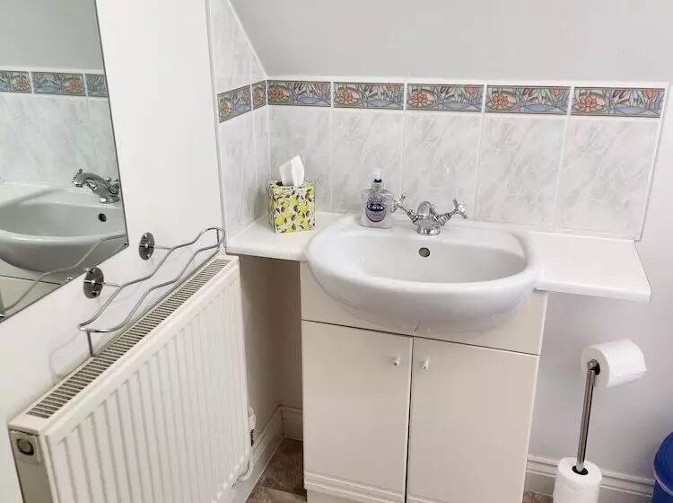 Beautifully Set 3 Bed Cottage In Marlborough