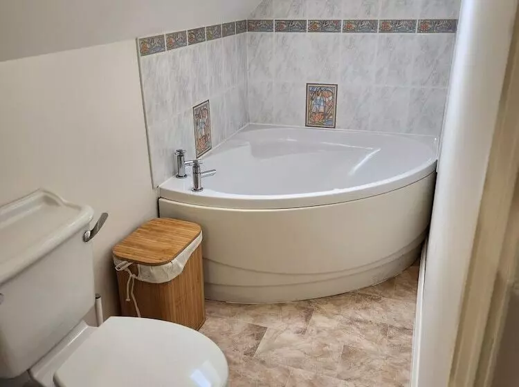 Beautifully Set 3 Bed Cottage In Marlborough