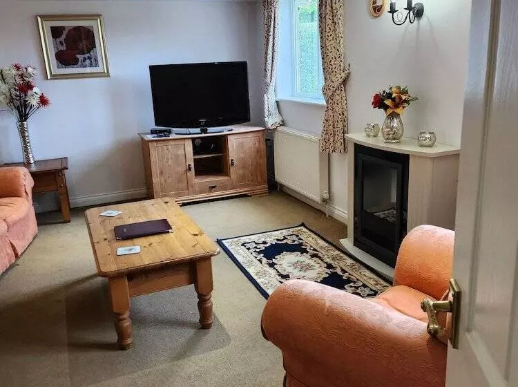 Beautifully Set 3 Bed Cottage In Marlborough