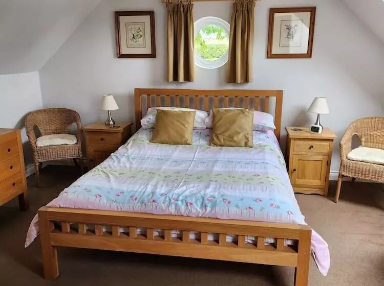 Beautifully Set 3 Bed Cottage In Marlborough
