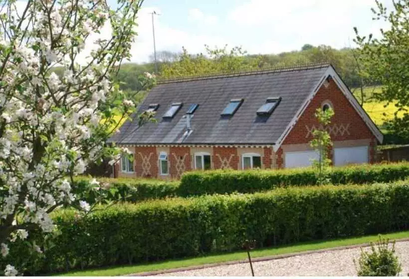 Beautifully Set 3 Bed Cottage In Marlborough