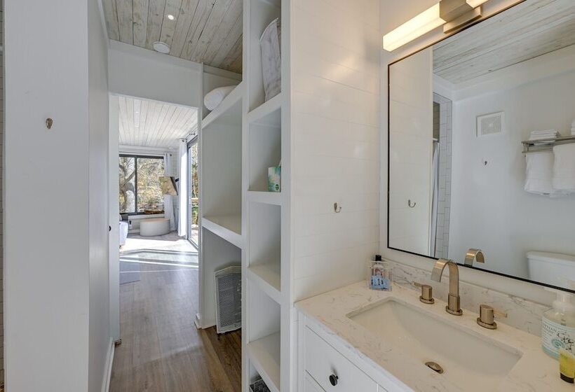 Bryson City Tiny Cabin: Hot Tub, Near River Access