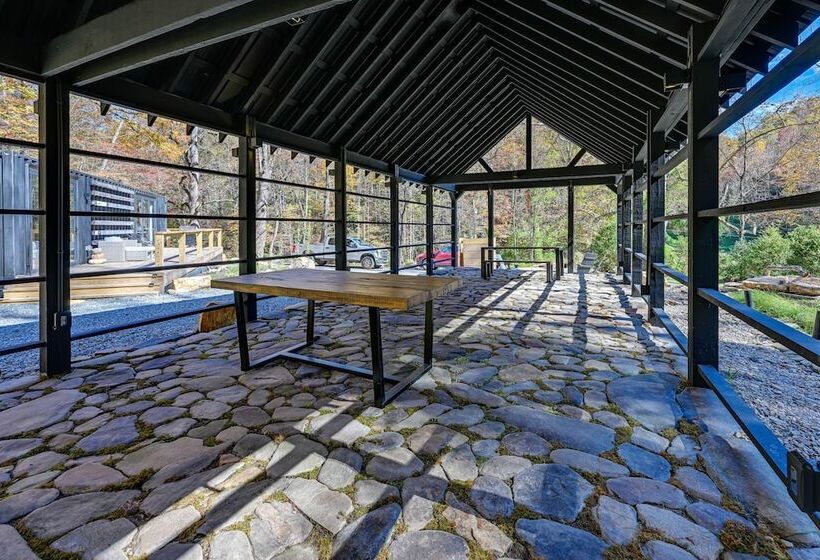 Bryson City Tiny Cabin: Hot Tub, Near River Access