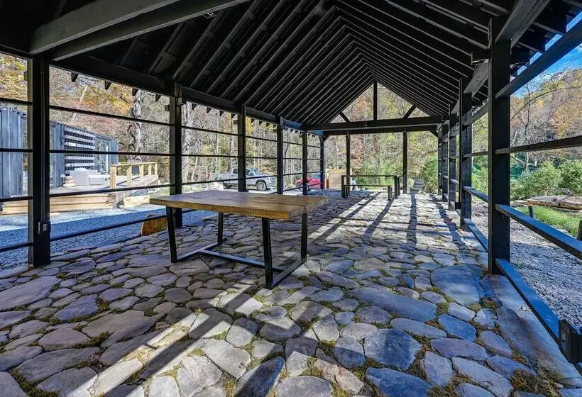 Bryson City Tiny Cabin: Hot Tub, Near River Access