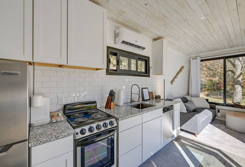 Bryson City Tiny Cabin: Hot Tub, Near River Access