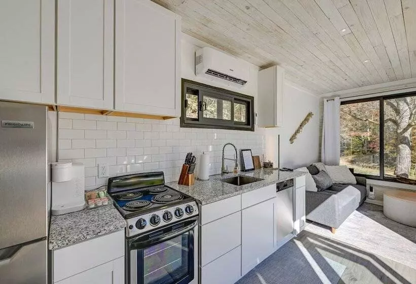 Bryson City Tiny Cabin: Hot Tub, Near River Access