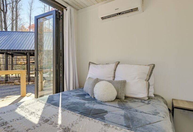 Bryson City Tiny Cabin: Hot Tub, Near River Access