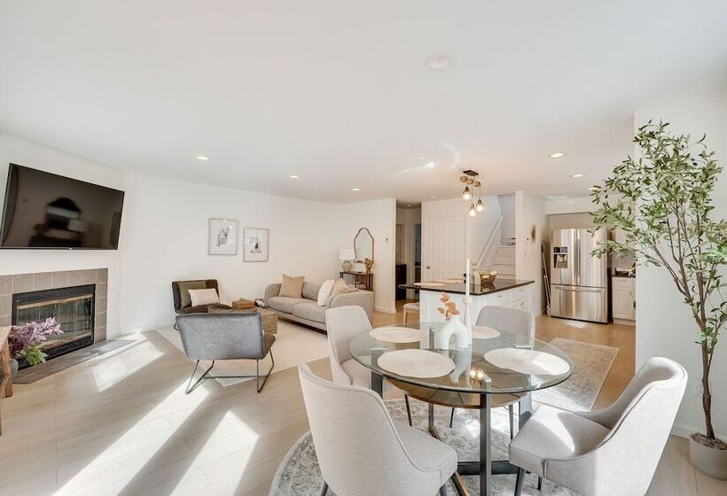 Cozy New York Escape W/ Hot Tub, Sauna & Deck!