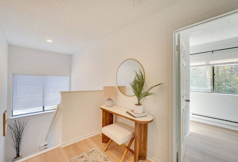 Cozy New York Escape W/ Hot Tub, Sauna & Deck!