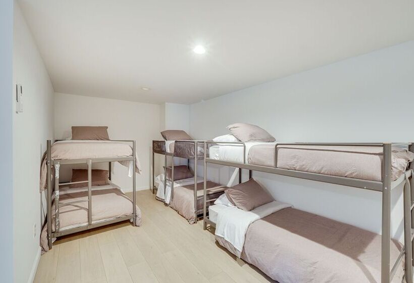 Cozy New York Escape W/ Hot Tub, Sauna & Deck!