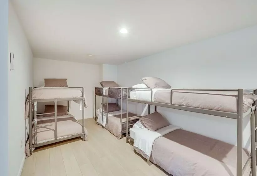 Cozy New York Escape W/ Hot Tub, Sauna & Deck!