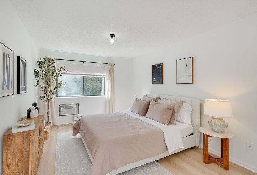 Cozy New York Escape W/ Hot Tub, Sauna & Deck!