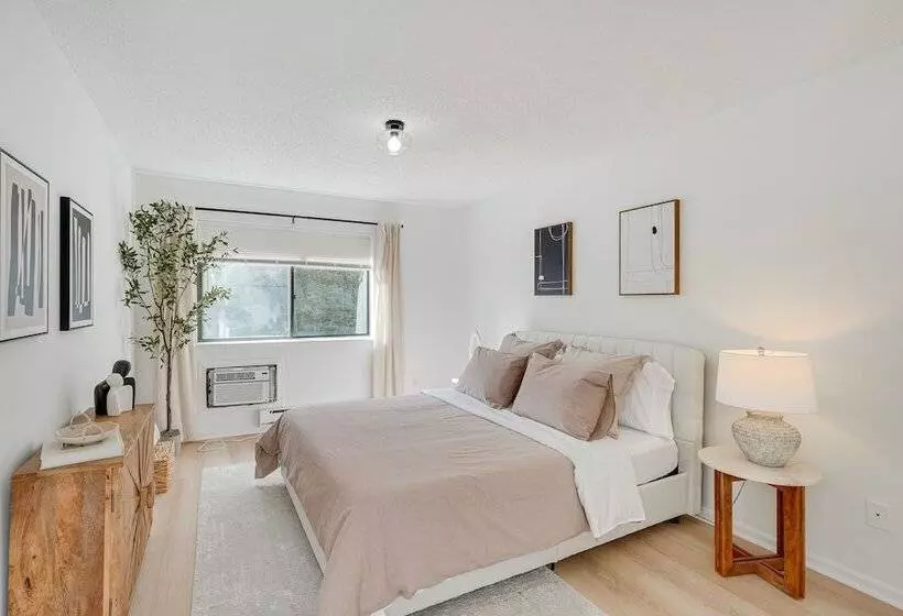 Cozy New York Escape W/ Hot Tub, Sauna & Deck!