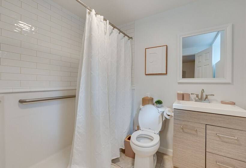 Cozy New York Escape W/ Hot Tub, Sauna & Deck!