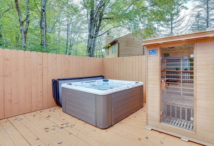 Cozy New York Escape W/ Hot Tub, Sauna & Deck!