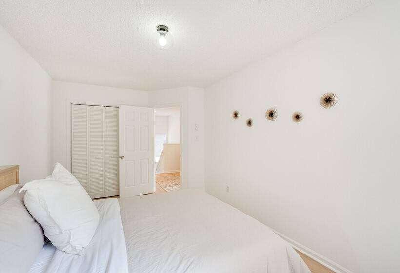 Cozy New York Escape W/ Hot Tub, Sauna & Deck!