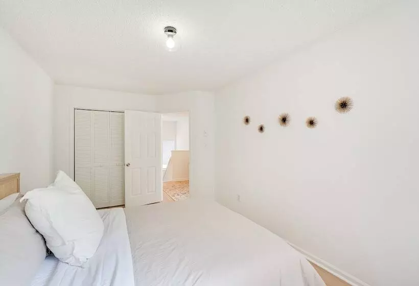 Cozy New York Escape W/ Hot Tub, Sauna & Deck!