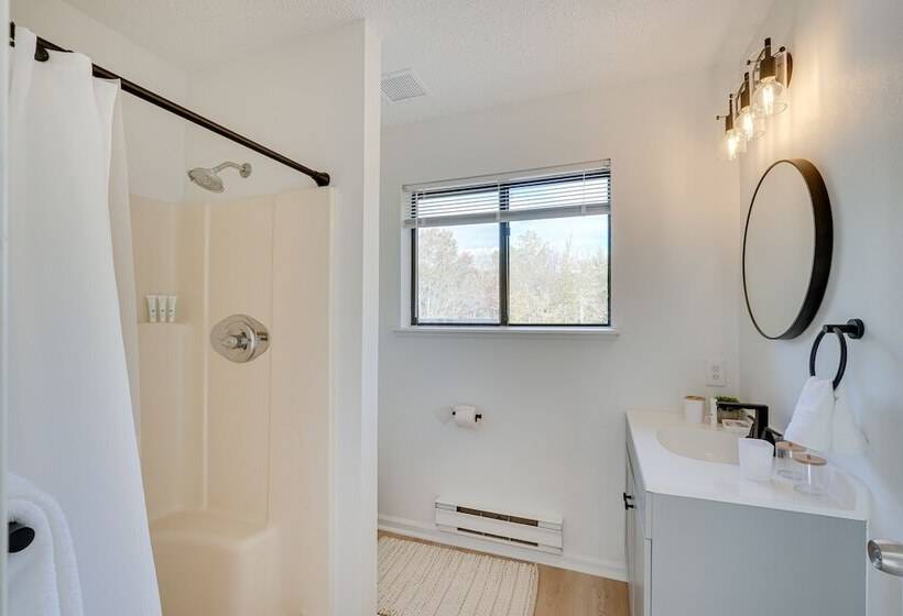 Cozy New York Escape W/ Hot Tub, Sauna & Deck!